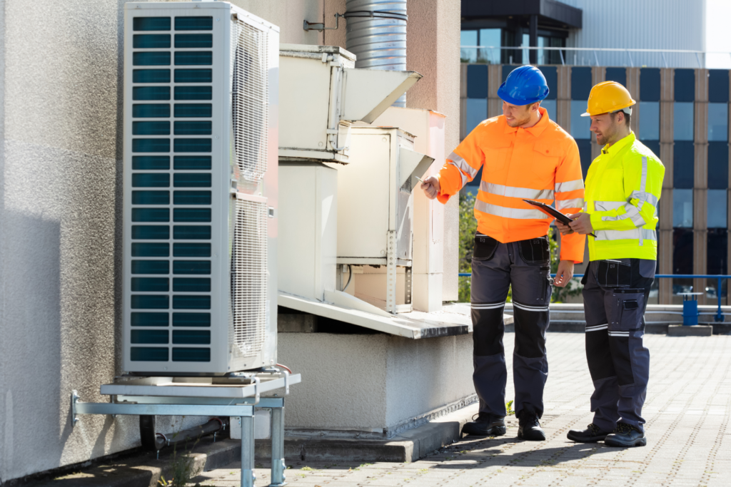 Equipe da Primos Ar Condicionado em ação, mostrando o profissionalismo de nossos serviços.
