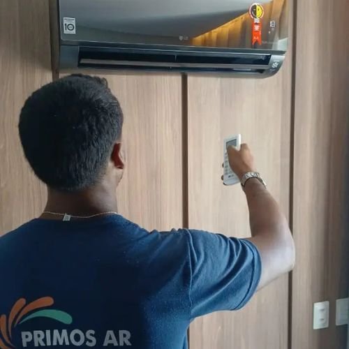 Manutenção completa com desmontagem do ar-condicionado split realizada pela Primos em Jaboatão